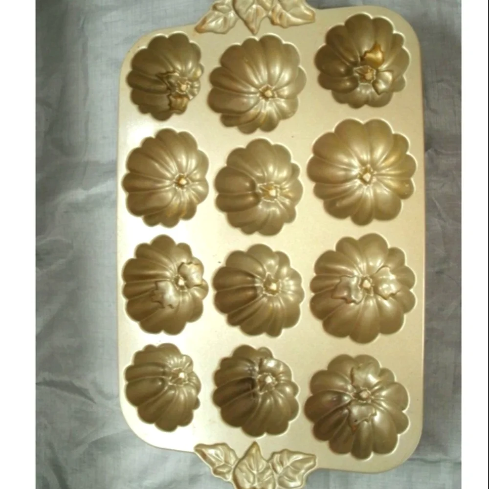 Nordic Ware PUMPKIN PATCH 12-Cavity Cakelet/Muffin Mold/Pan
